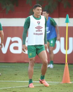 Thiago Silva em atividade no CT do Fluminense