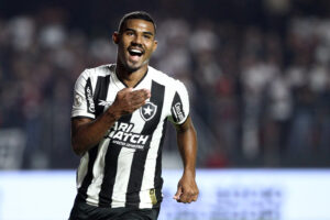 Cuiabano do Botafogo comemora seu gol