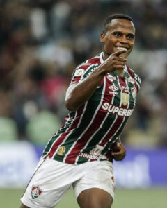 Árias, do Fluminense, comemora seu belo gol diante do Palmeiras