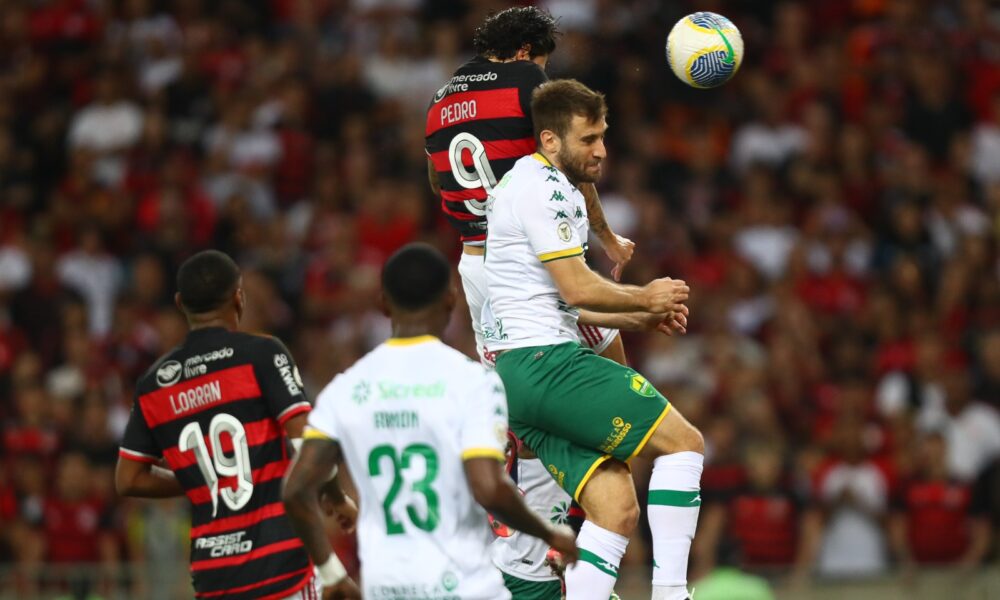 Pedro toca de cabeça em disputa com zagueiros do Cuiabá