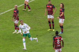 Derek feliz e comemorando seu gol contra o Flamengo, o primeiro da partida