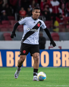 Matheus Cocão em campo com a camisa do Vasco