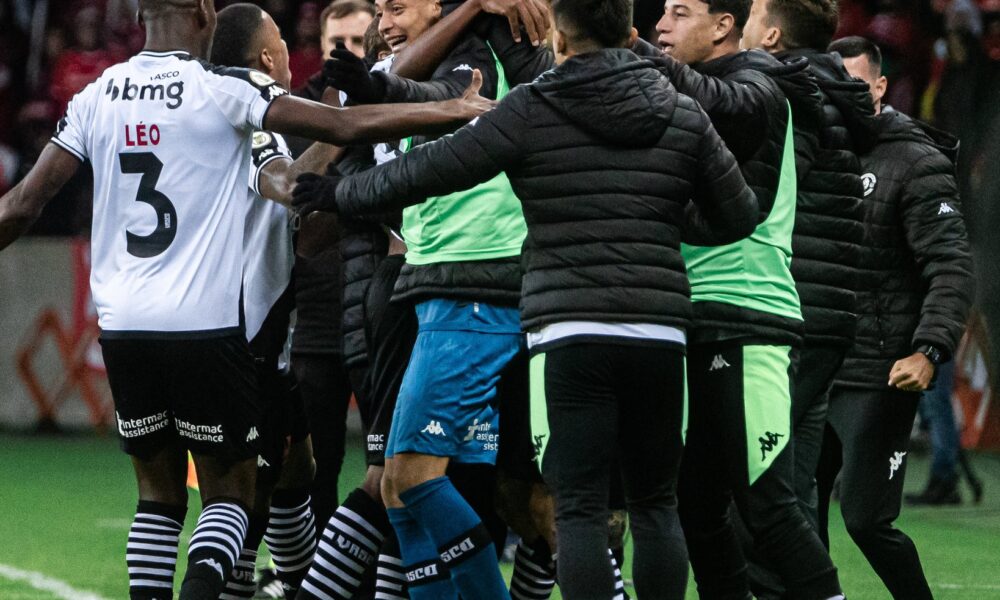 Jogadores do Vasco comemorando vitória.