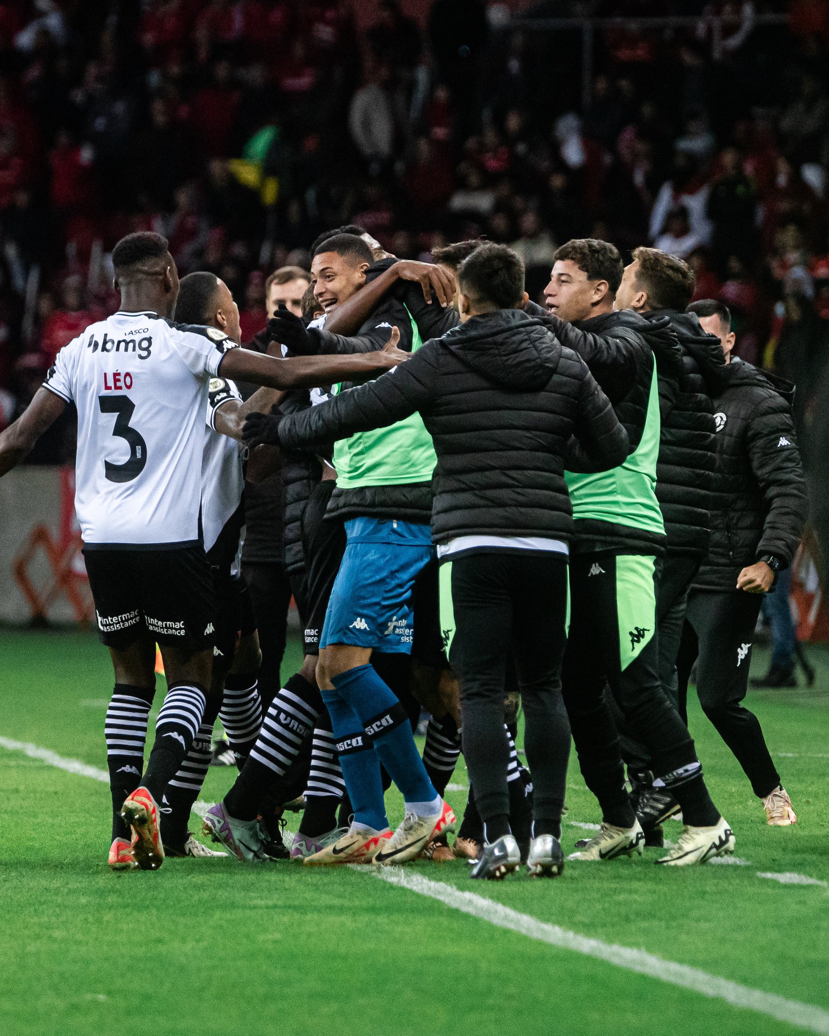 Jogadores do Vasco comemorando vitória.