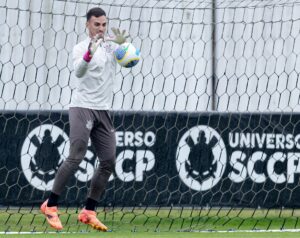 Donelli encaixa a bola no treino