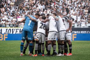 Jogadores do Vasco fazem rodinha antes da bola rolar