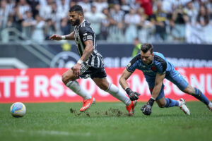 Hulk, do Galo, dribla Léo Jardim, goleiro do Vasco