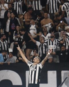 Tiquinho ergue as mãos para os céus para comemorar seu gol pelo Botafogo