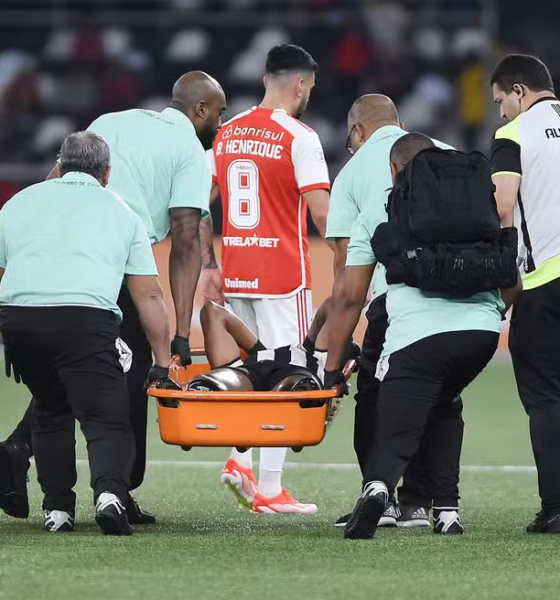 Junior Santos, do Botafogo, saiu lesionado do gramado