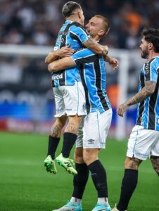 Jogadores do Grêmio comemoram a vitória.