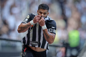 Hulk beija o escudo do Galo comemorando seu gol