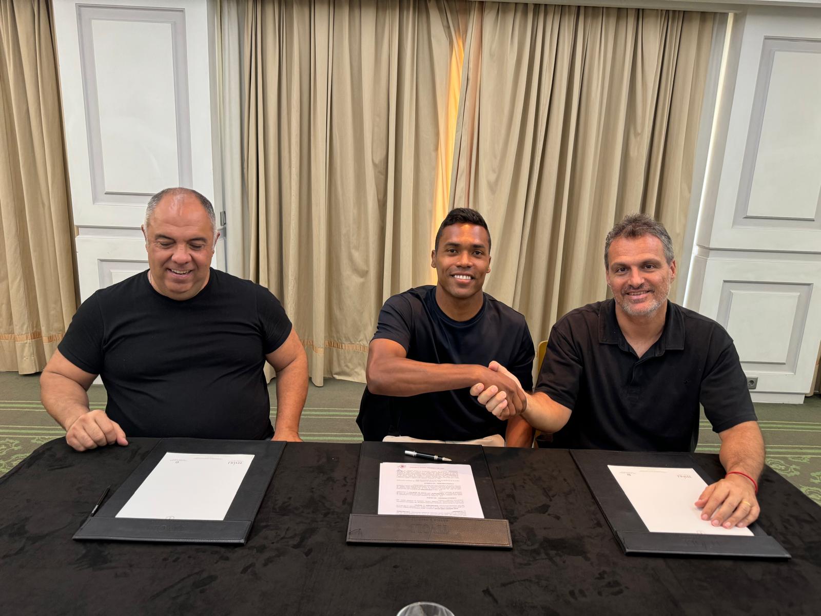 Flamengo acerta com Alex Sandro e Alcaraz