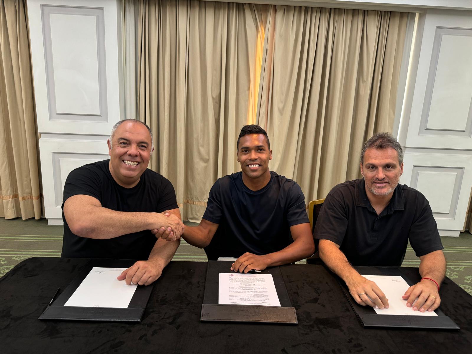 Flamengo acerta com Alex Sandro e Alcaraz