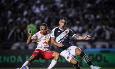 Jhon Jhon do Bragantino e Pumita do Vasco brigam pela bola.