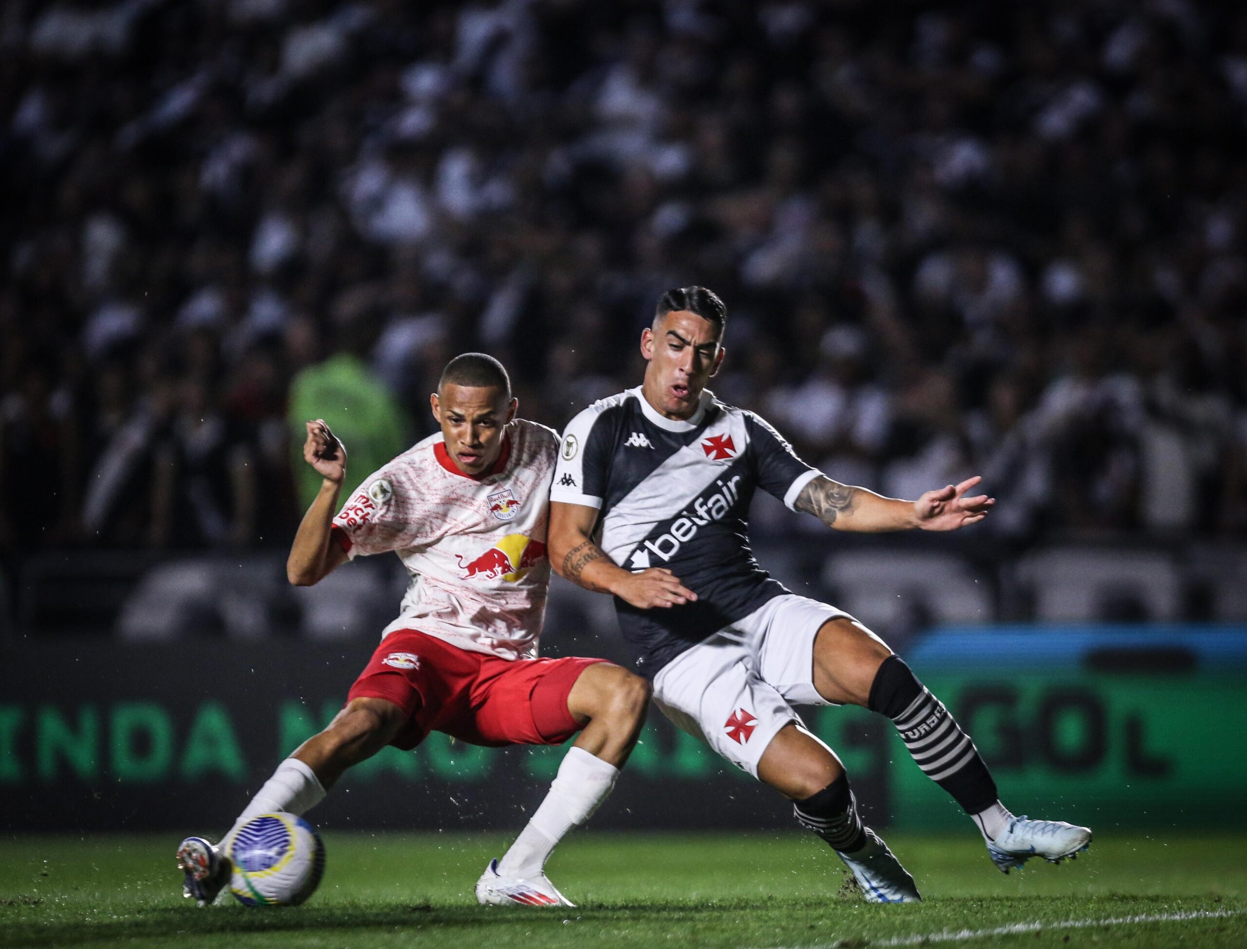 Jhon Jhon do Bragantino e Pumita do Vasco brigam pela bola.