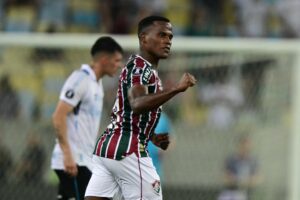 Arias comemora o seu gol pelo Fluminense.