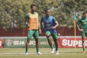 Arias e Thiago Santos em atividade no treinamento.