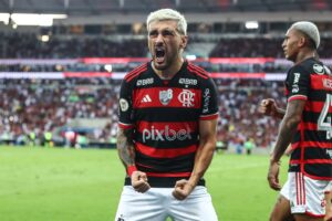 Arrascaeta comemora o gol do Flamengo.