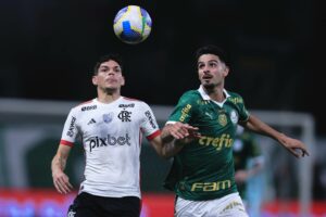 Ayrton e Flaco brigam pela bola entre Flamengo e Palmeiras.