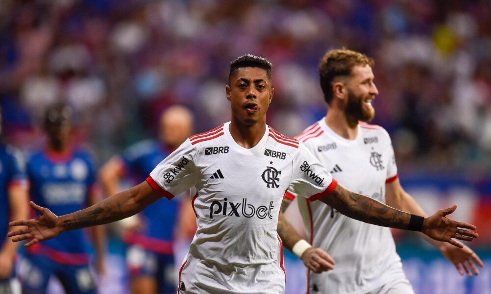 Bruno Henrique fez belo gol de cabeça para abrir o placar para o Flamengo.