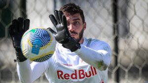 Cleiton faz defesa no treino do Red Bull Bragantino.