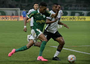 Estêvão do Palmeiras contra Cuiabano do Botafogo.