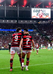 Autores dos gols da partida, Pedro e Luiz Araújo se abraçam | Foto: CR Flamengo/ Marcelo Cortes via X