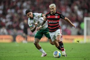 Arrascaeta é marcado de perto por Richard Rios | Foto: Copa do Brasil | Thiago Ribeiro via X. 