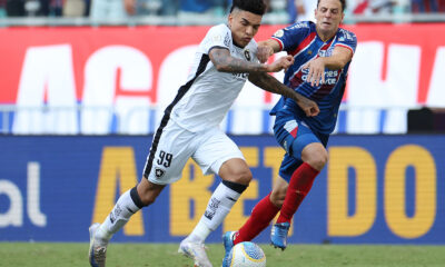 Igor Jesus do Botafogo marcado por Arias do Bahia.