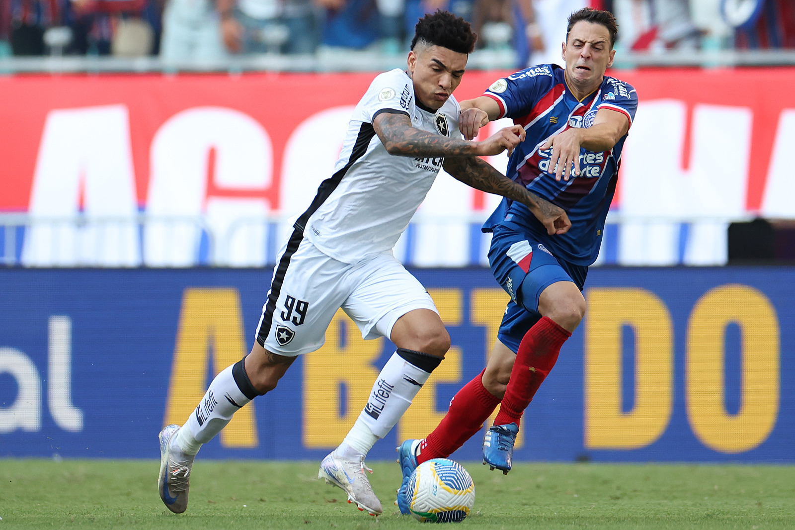 Igor Jesus do Botafogo marcado por Arias do Bahia.