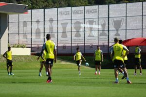 Jogadores do Flamengo finalizam preparação.