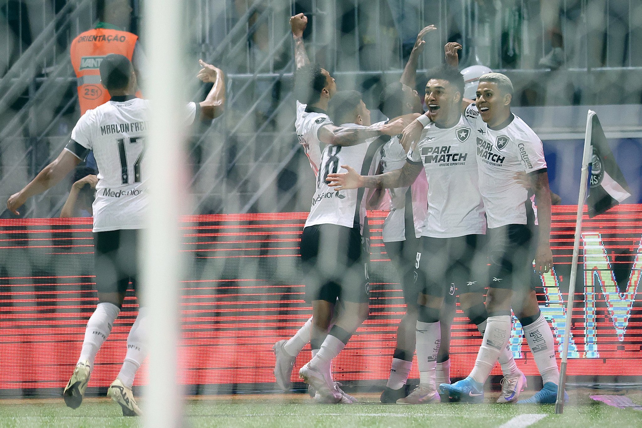 Jogadores do Botafogo comemoram gol e classificação.