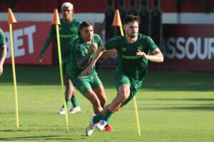 Jogadores do Fluminense terminam a preparação para o jogo de hoje.