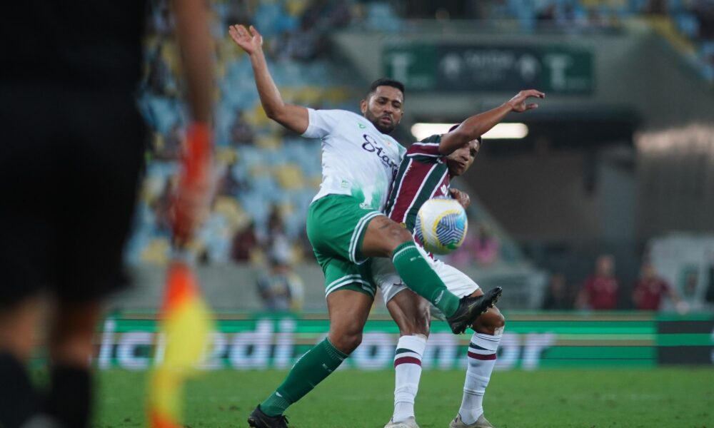 Rodrigo Sam e Kauã Elias disputam a posse da bola.