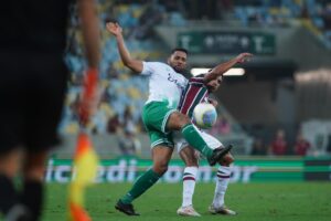 Rodrigo Sam e Kauã Elias disputam a posse da bola.