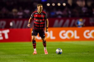 Léo Ortiz, do Flamengo, com a bola dominada contra o São Paulo,