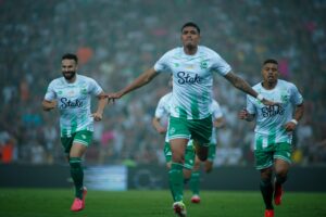 Lucas Barbosa comemora seu gol de cabeça diante do Fluminense.