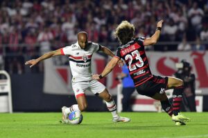 Lucas, do São Paulo, dribla David Luiz, do Flamengo.