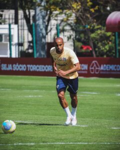 Lucas Moura em atividade no treinamento do São Paulo.