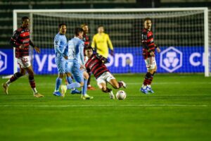 Luiz Araujo do Flamengo correu muito o campo todo.