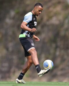 Marlon Freitas será titular contra o Bahia.