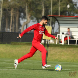 Mastriani fazendo atividade no campo de treino.