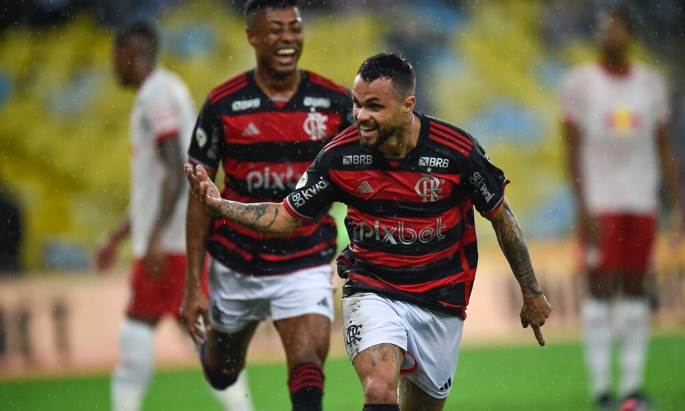 Michael vibra com seu gol marcado na reestreia pelo Flamengo.