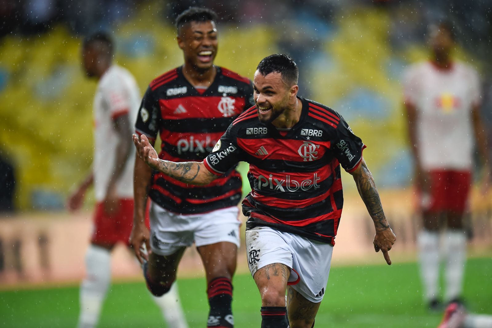 Michael vibra com seu gol marcado na reestreia pelo Flamengo.