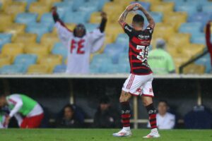 Michael faz coraçãozinho pra galera.