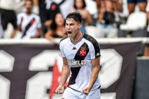 Galdames comemora com a camisa do Vasco.