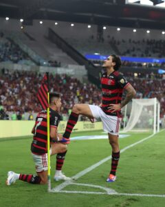 Luiz Araujo e Pedro comemoram o primeiro gol do Flamengo.