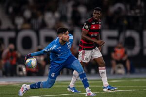 Rossi repõe a bola em jogo para o Flamengo.