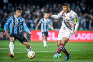 Thiago Silva do Fluminense tenta passa de lado.