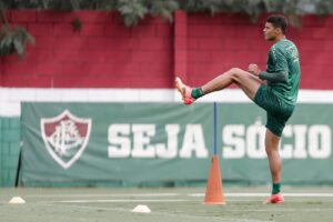 Thiago Silva, o Monstro, em atividade no CT do Fluminense.